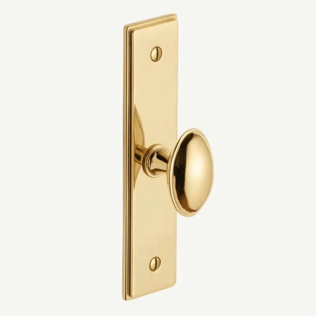 Oval knob in unlacquered brass with 4 inch backplate